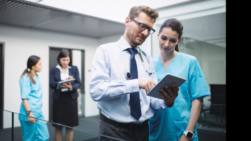 Gestão estratégica de serviços próprios em plano de saúde com análise de dados, equipe multiprofissional e cuidado centrado no beneficiário.